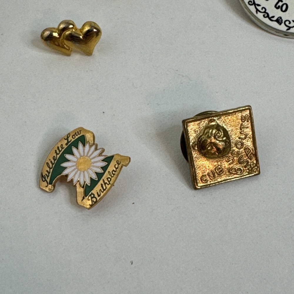 Lot of 9 pcs Collectors Pins - Picture 3 of 7